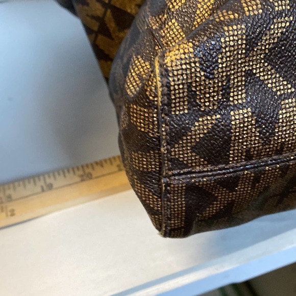 Michael Kors XL Tote 13” tall 14” wide 9” drop 4” wide on side Preowned EPC - Picture 5 of 13